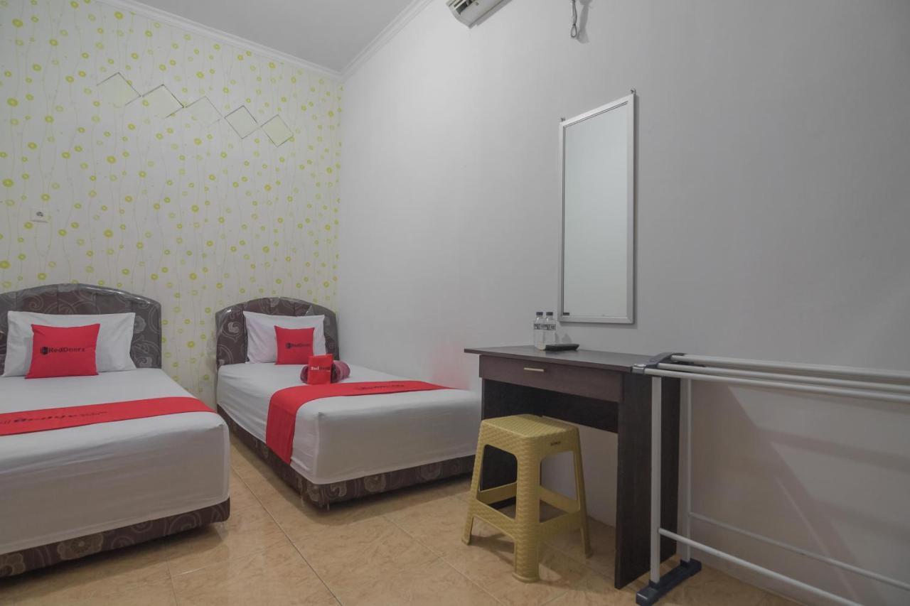 Reddoorz Near Sepinggan Airport Balikpapan 2 Hotel Exterior photo